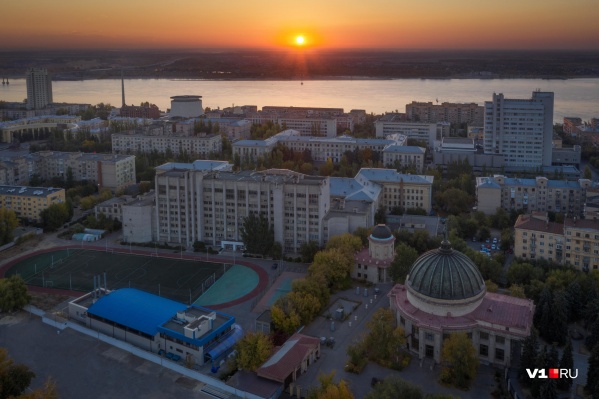 Город принимает утренние солнечные ванны Город принимает утренние солнечные ванны