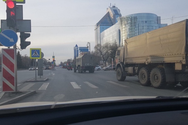 Около десятка таких машин прокатились сегодня по разным районам города Около десятка таких машин прокатились сегодня по разным районам города