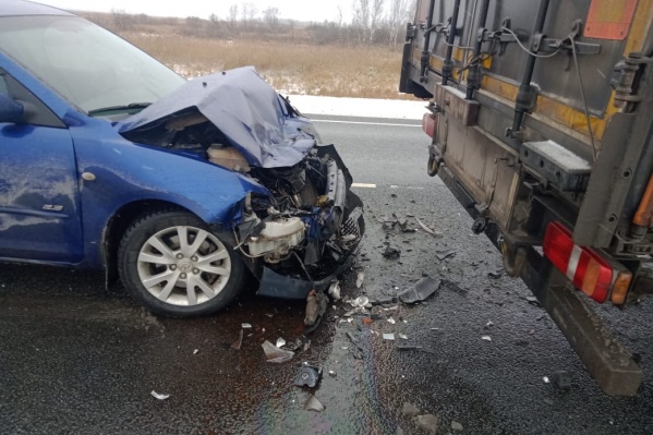Во время ДТП автомобиль врезался в полуприцеп Во время ДТП автомобиль врезался в полуприцеп