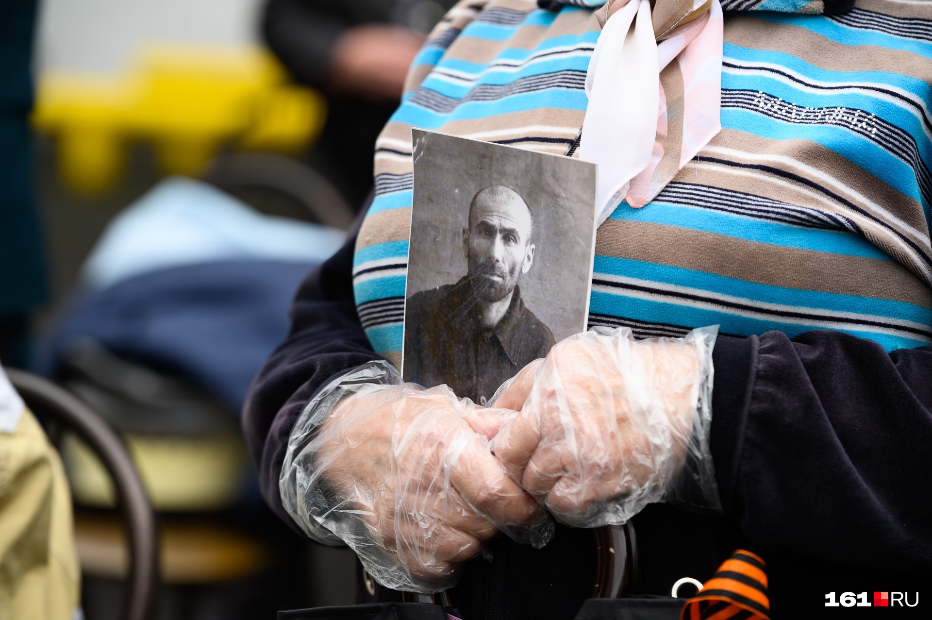 Нужно запомнить, как приходилось в перчатках держать фото погибшего в войне родственника