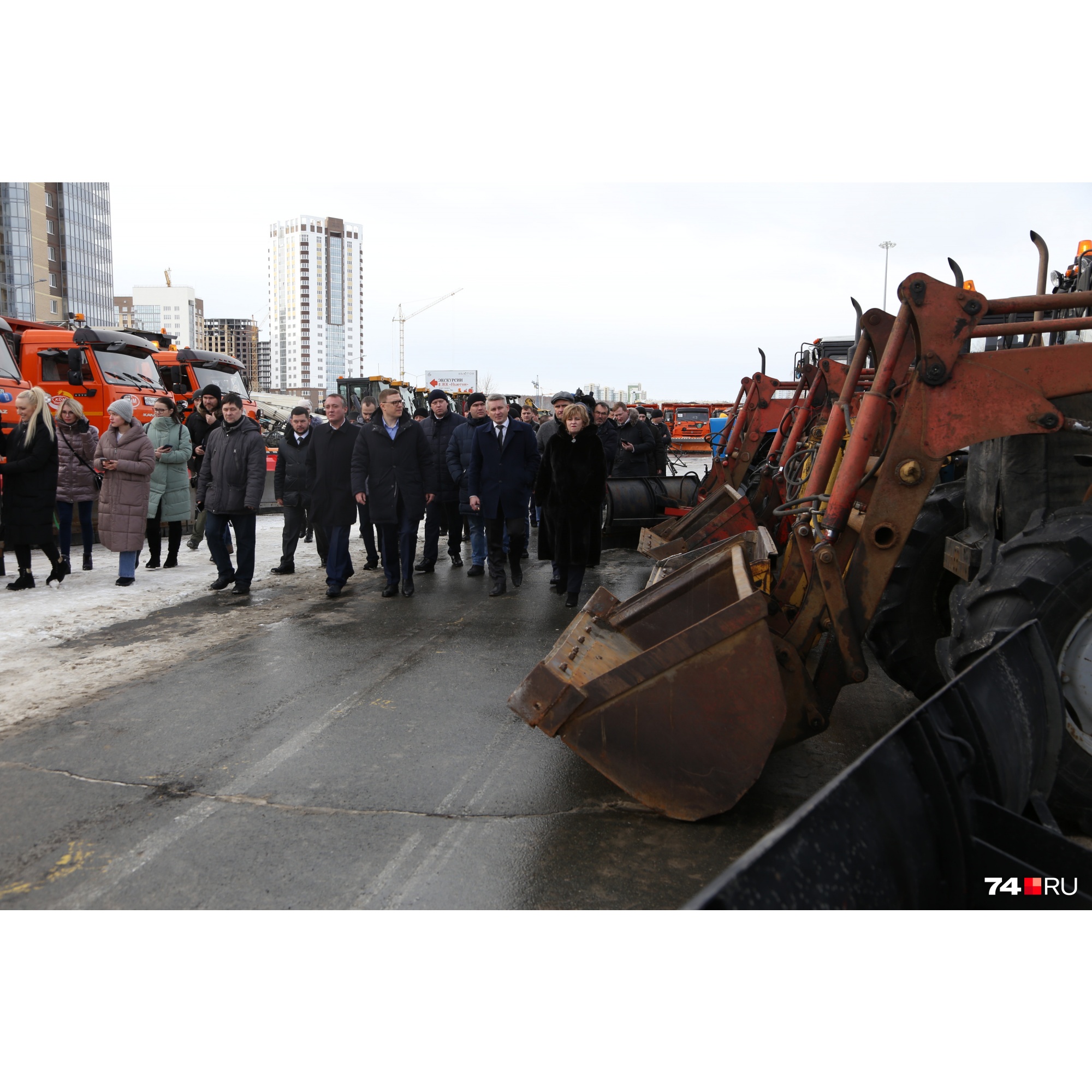 Главу региона по выставке водила пышная делегация Главу региона по выставке водила пышная делегация 