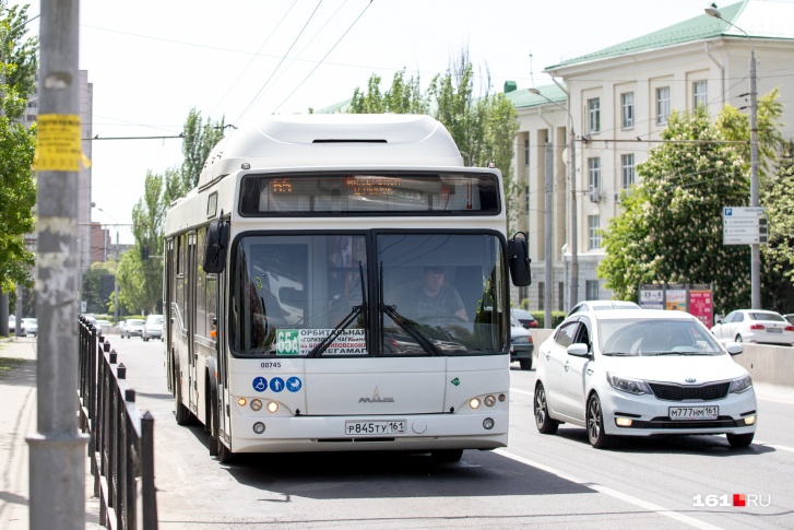 На улицы Ростова сегодня выехало около 500 автобусов