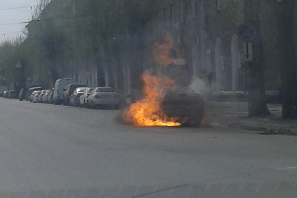 Автомобиль был полностью в огне, когда прибыли пожарные Автомобиль был полностью в огне, когда прибыли пожарные