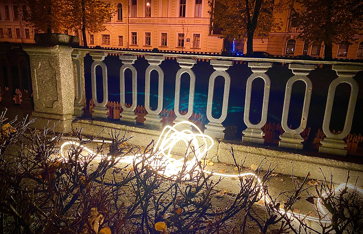 Петербург начали обматывать лампочками к Новому году. Часть из них загорелась, но почти сразу погасла