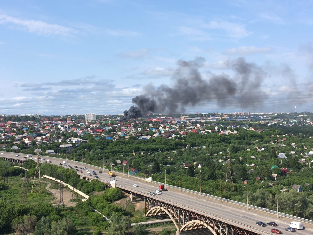 Возле омска. Пожар в Омске сейчас на левом берегу. Пожар на 9 Восточной Омск 2020г. Пожар в Омске Каржас. Пожар на 7 Северной Омск.