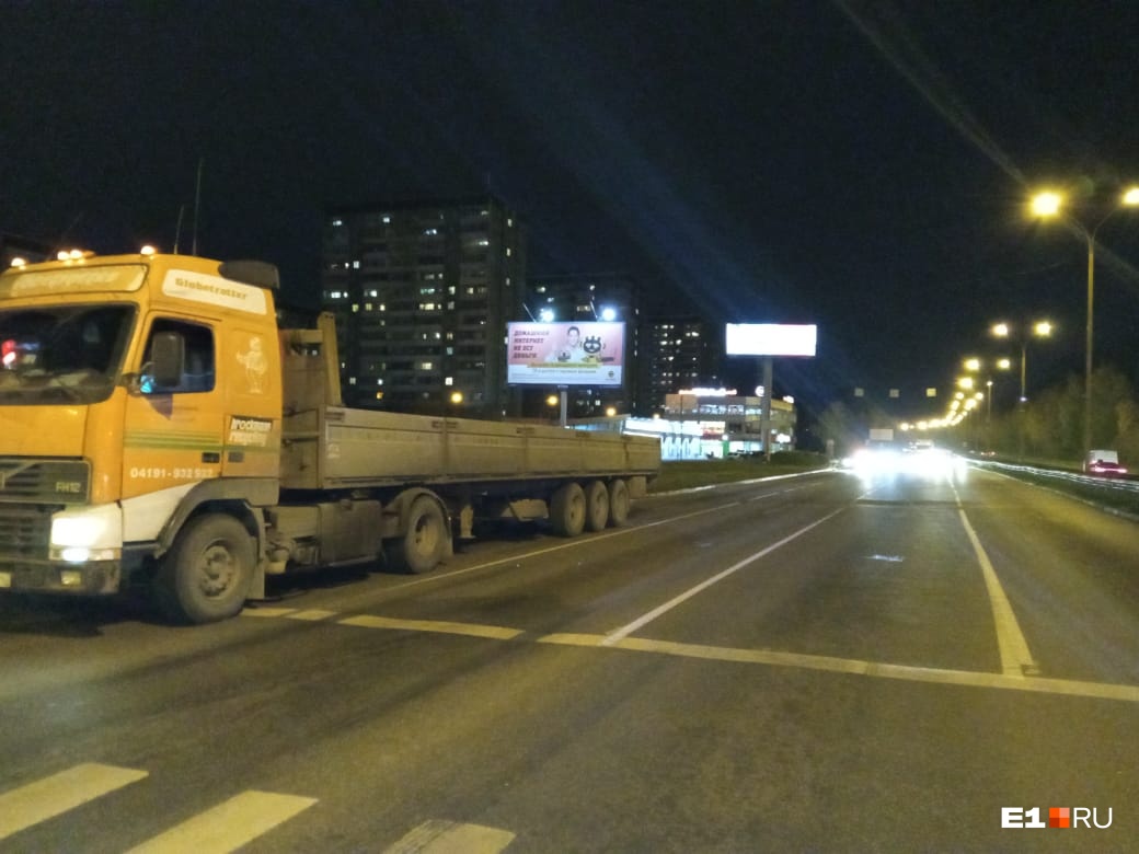 Водитель отвлекся от дороги: в Екатеринбурге грузовик Volvo сбил 55-летнего велосипедиста