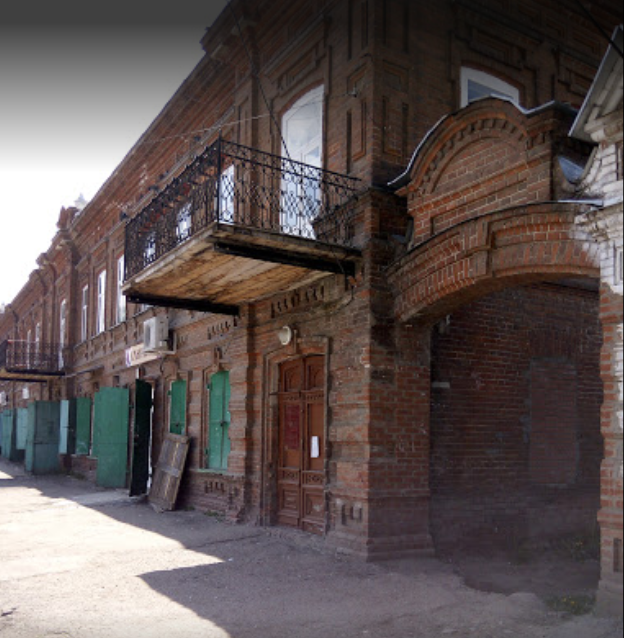 Одна из старых купеческих лавок. Ставням и засовам больше 200 лет Одна из старых купеческих лавок. Ставням и засовам больше 200 лет
