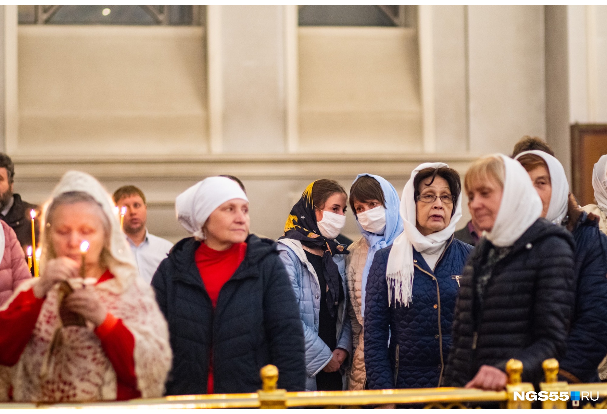 Омск. То, что это фото сделано в 2020 году, выдают две женщины в масках Омск. То, что это фото сделано в 2020 году, выдают две женщины в масках