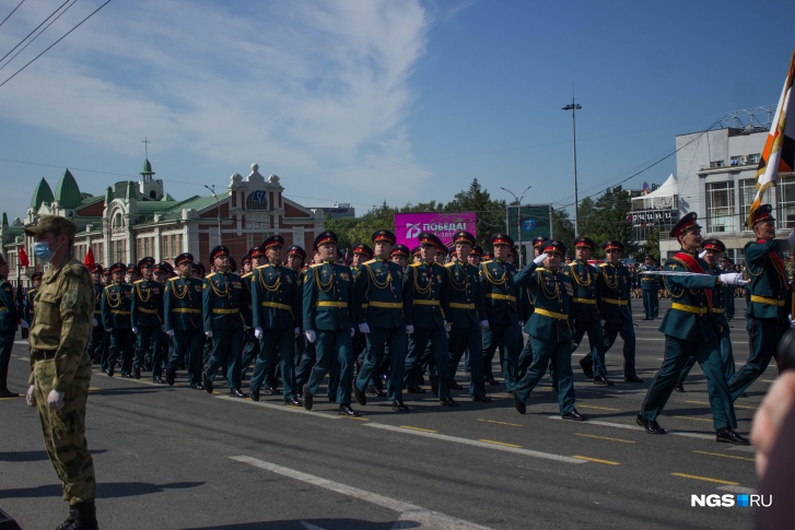 Сперва по площади промаршировали парадные расчеты Сперва по площади промаршировали парадные расчеты
