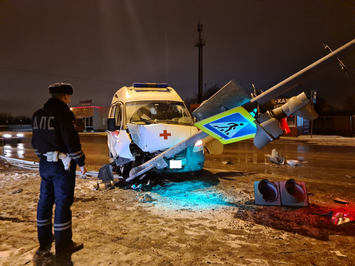 На Урале водитель скорой уснул за рулем и врезался в столб. Два человека пострадали