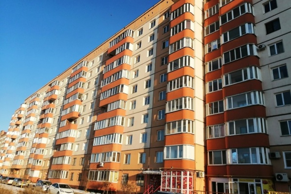 Мальчик вместе с другом гулял возле многоэтажки в Старом Кировске Мальчик вместе с другом гулял возле многоэтажки в Старом Кировске
