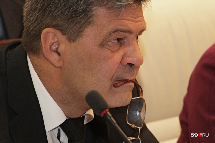 Роман Кокшаров — бывший мэр Кунгура. На посту министра он был с 2015 по 2019 год Роман Кокшаров — бывший мэр Кунгура. На посту министра он был с 2015 по 2019 год