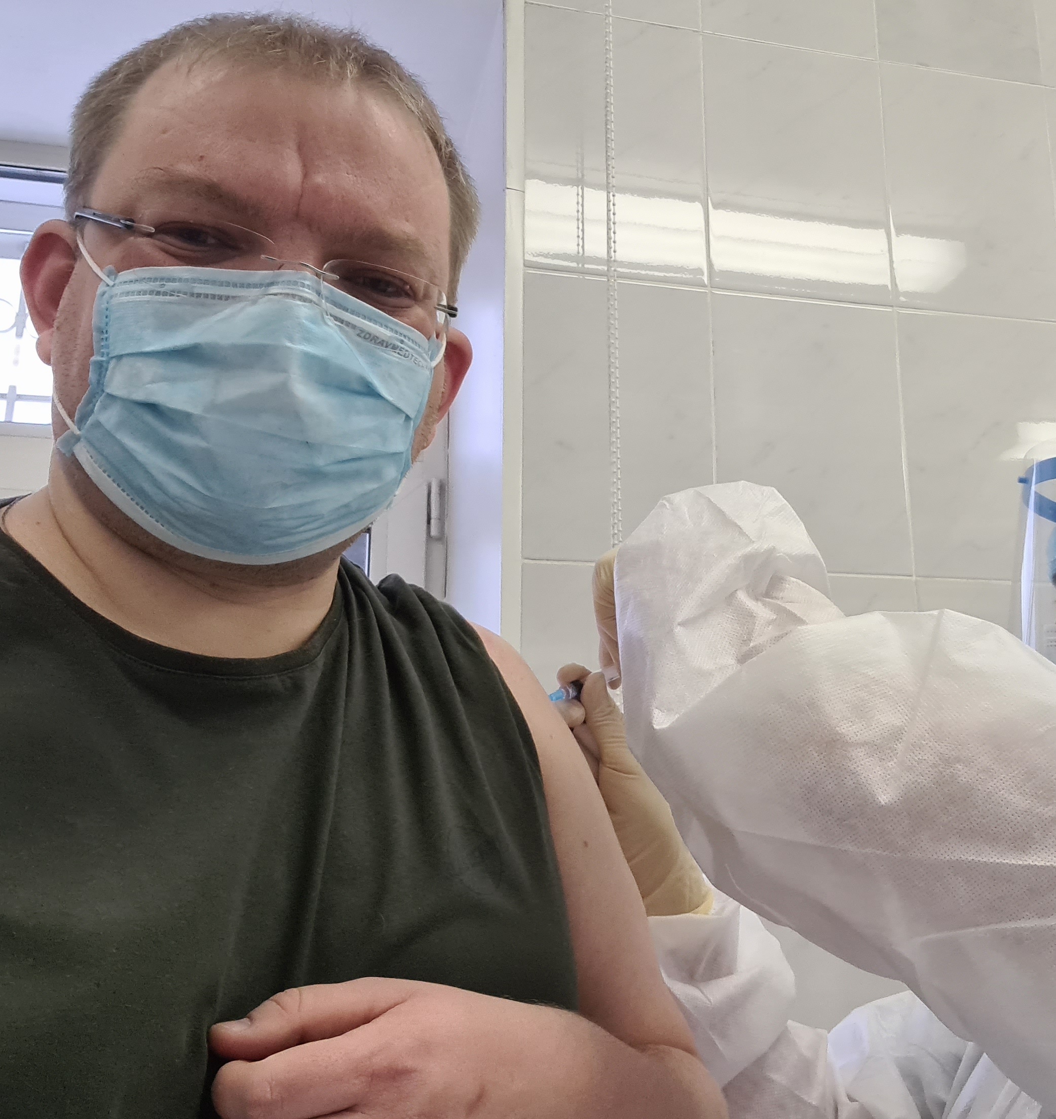 Во время укола улыбался, чтобы все было хорошо Во время укола улыбался, чтобы все было хорошо 