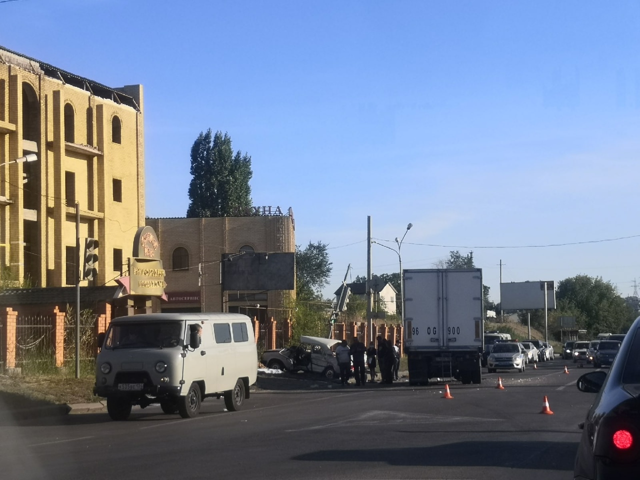 «Есть ли живые — неизвестно»: в Волгограде грузовик раздавил легковушку