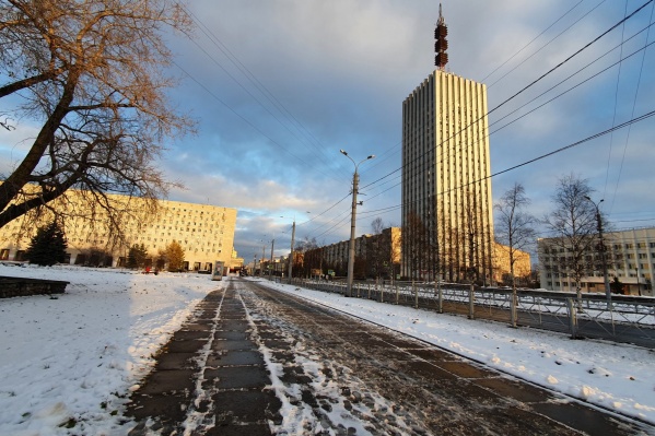 Центральная площадь города, хорошо знакомая каждому архангелогородцу. Но даже на ней есть свои проблемы Центральная площадь города, хорошо знакомая каждому архангелогородцу. Но даже на ней есть свои проблемы