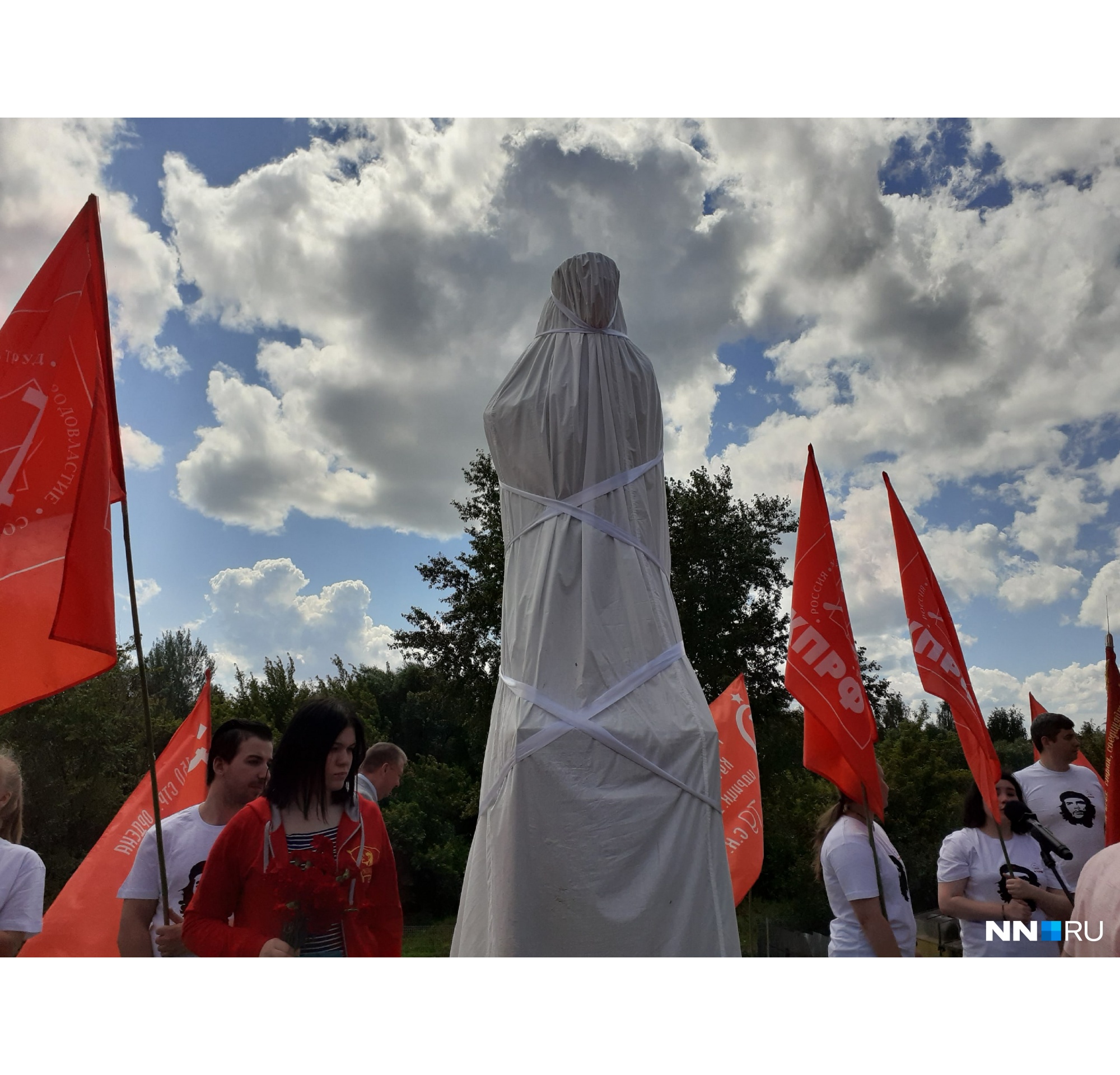 В таком виде монумент простоял несколько дней, разжигая любопытство горожан В таком виде монумент простоял несколько дней, разжигая любопытство горожан