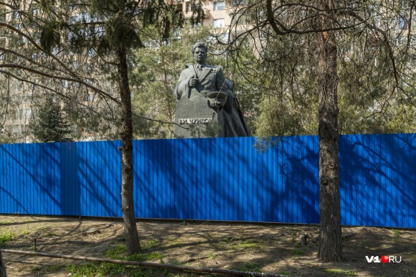 Рабочие обнесли памятник высоким забором Рабочие обнесли памятник высоким забором 