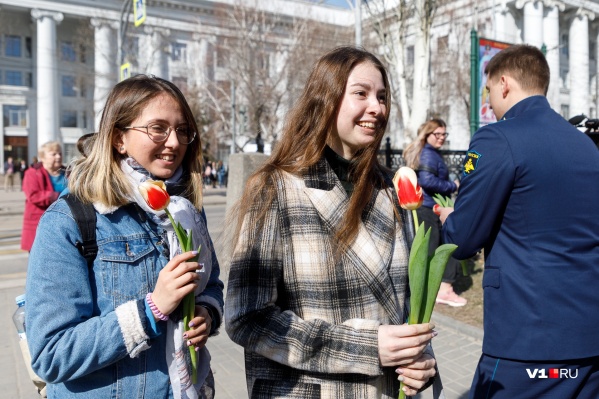 Получая цветы, каждая девушка расцветала от улыбки Получая цветы, каждая девушка расцветала от улыбки