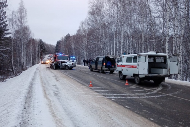 Семь человек пострадали в страшной аварии в Ермаковском районе