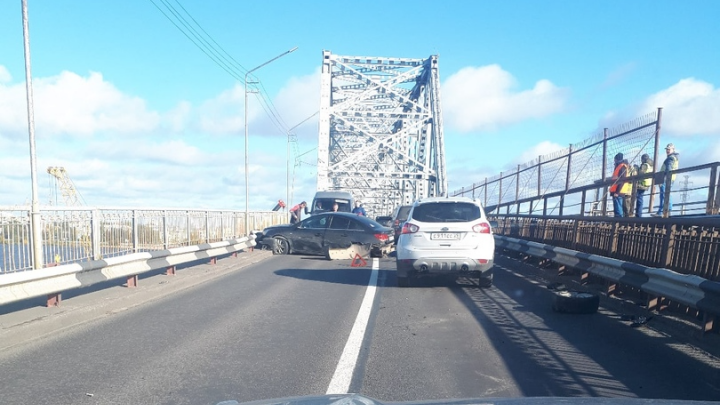На железнодорожном мосту Архангельска столкнулись два автомобиля. Пострадала женщина