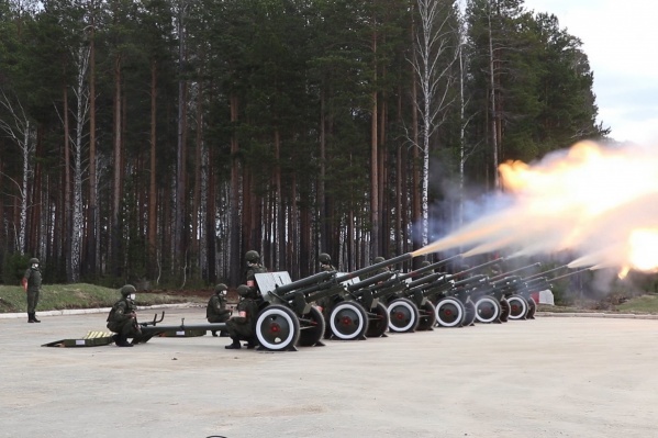 Для тренировочных залпов использовали противотанковые пушки ЗИС-3 образца 1942 года Для тренировочных залпов использовали противотанковые пушки ЗИС-3 образца 1942 года