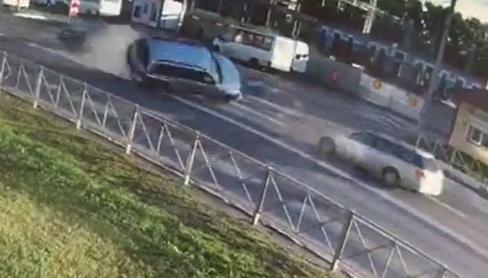 Появилось видео, как в Бердске автомобиль перевернулся в воздухе — его подрезали на перекрестке