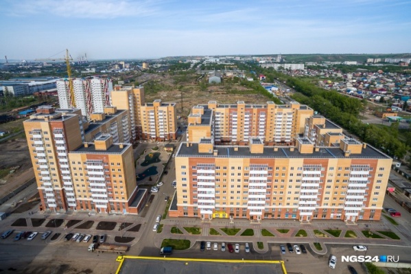 На фото позади жилых домов видно пустырь — часть его должны занять школа и садик На фото позади жилых домов видно пустырь — часть его должны занять школа и садик