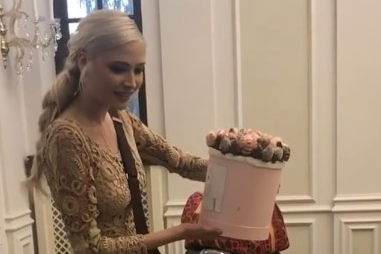 Инстадива Алена Шишкова получила в подарок бокс с клубникой в шоколаде Инстадива Алена Шишкова получила в подарок бокс с клубникой в шоколаде