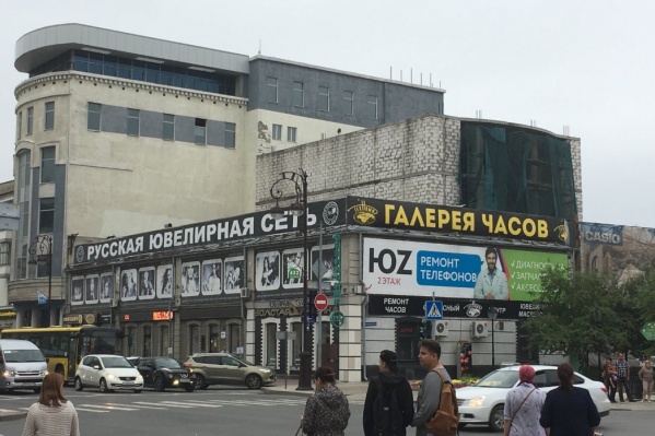 Под снос попал кирпичный самострой, выглядывающий из-за здания «Русской ювелирной сети» Под снос попал кирпичный самострой, выглядывающий из-за здания «Русской ювелирной сети»