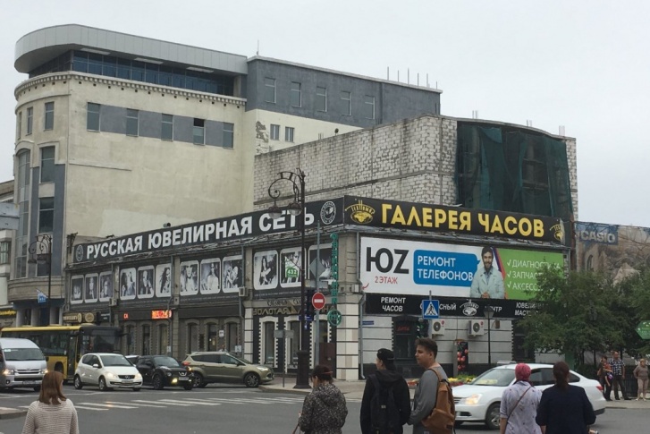 Под снос попал кирпичный самострой, выглядывающий из-за здания «Русской ювелирной сети»