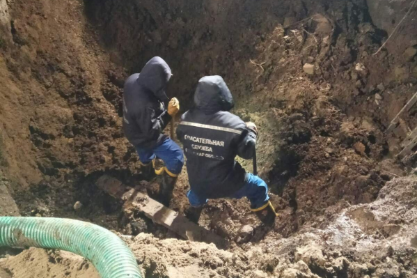 Мужчину засыпало землей, спасатели искали его несколько часов Мужчину засыпало землей, спасатели искали его несколько часов