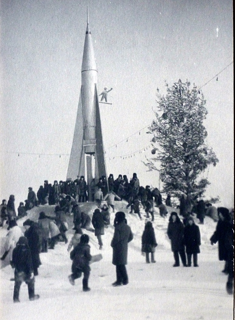 В 1965 году на месте будущего монумента Славы стояла вот такая ракета с горкой, у которой собирались дети В 1965 году на месте будущего монумента Славы стояла вот такая ракета с горкой, у которой собирались дети