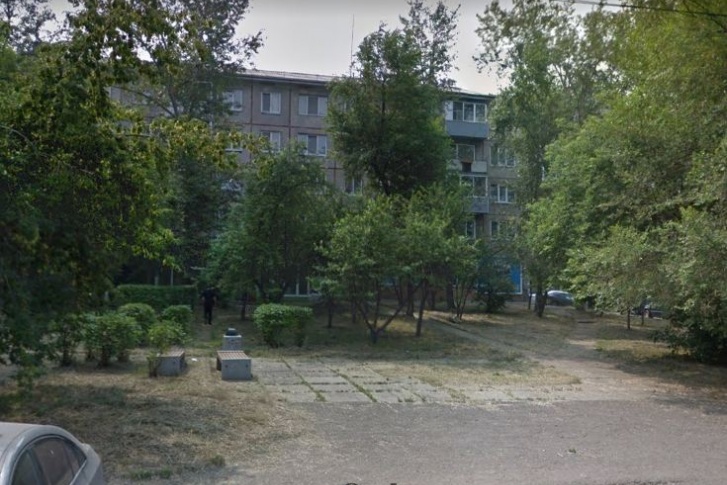Площадка перед Королёва, 10а явно когда-то была аккуратным сквериком, но сейчас она сильно запущена