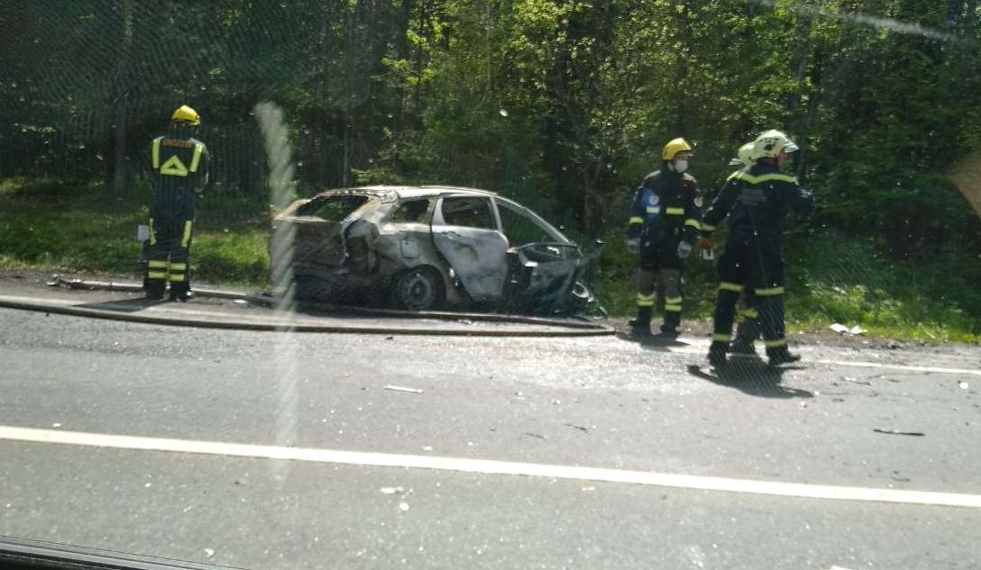 На трассе в Перми произошла массовая авария с автобусом, одна машина сгорела