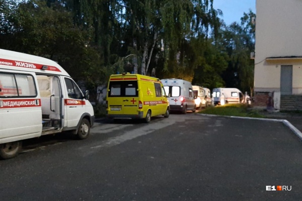 Эта очередь из машин скорой помощи выстроилась около КТ-центра на Чапаева Эта очередь из машин скорой помощи выстроилась около КТ-центра на Чапаева