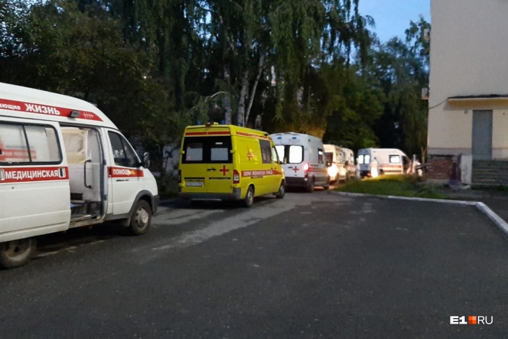 Эта очередь из машин скорой помощи выстроилась около КТ-центра на Чапаева Эта очередь из машин скорой помощи выстроилась около КТ-центра на Чапаева