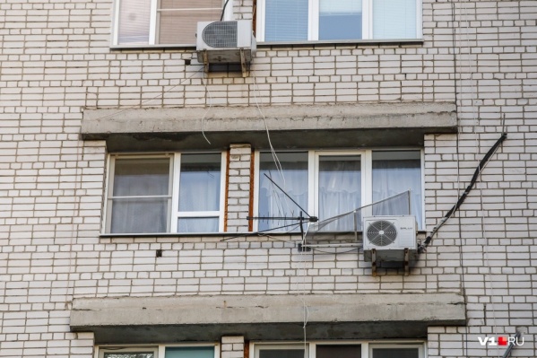 По словам специалистов, в ближайшее время они начнут менять стеклопакеты в подъездах По словам специалистов, в ближайшее время они начнут менять стеклопакеты в подъездах 