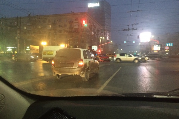 Колонны машин выстроились и на Первой Продольной, и на улице Комсомольской Колонны машин выстроились и на Первой Продольной, и на улице Комсомольской