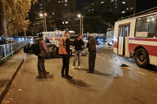 Судя по повреждениям, автомобиль ехал на большой скорости Судя по повреждениям, автомобиль ехал на большой скорости