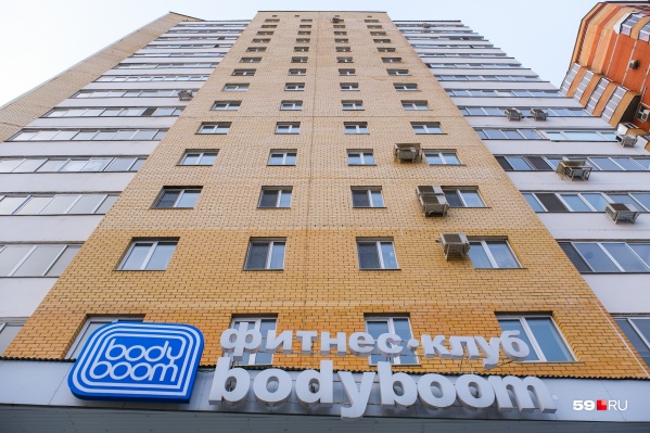 Фитнес-клуб расположен на первом и втором этажах здания Фитнес-клуб расположен на первом и втором этажах здания