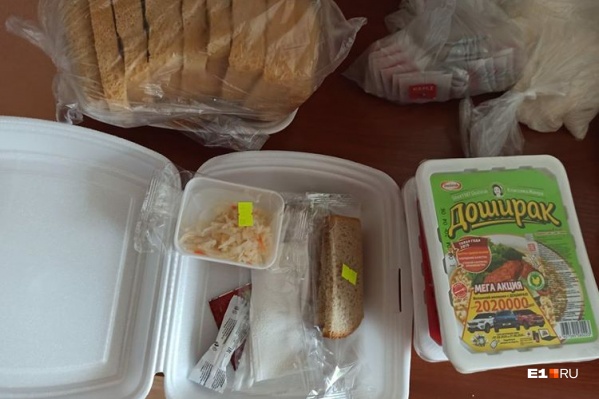 Главное из продуктового набора — доширак. Зато двух вкусов Главное из продуктового набора — доширак. Зато двух вкусов