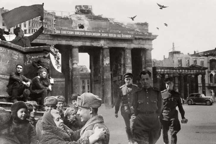 Разрушенный изнурительными боями Берлин — частая тема фронтовых снимков