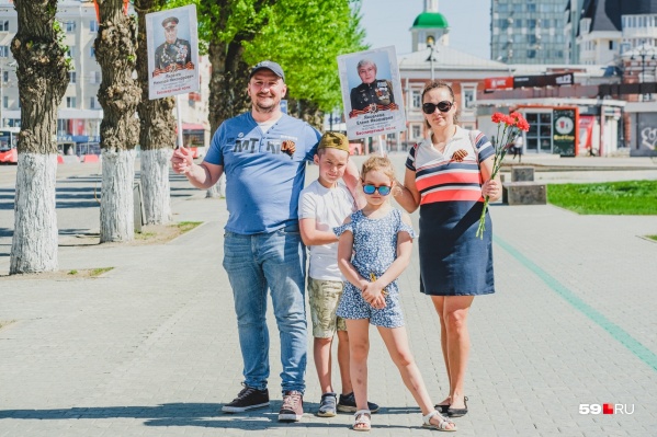 А вот семья, которая вышла для культурных мероприятий А вот семья, которая вышла для культурных мероприятий
