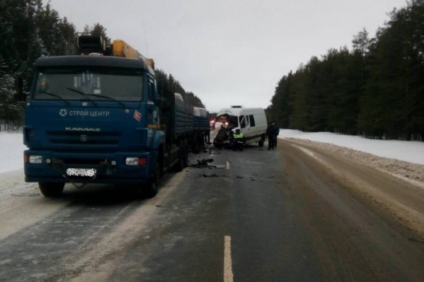 Водитель Mercedes-Benz не заметил припаркованный грузовик Водитель Mercedes-Benz не заметил припаркованный грузовик