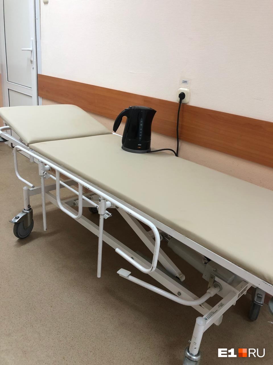 В коридоре кто-то поставил чайник, чтобы все-таки выпить чай. Но вообще это запрещено В коридоре кто-то поставил чайник, чтобы все-таки выпить чай. Но вообще это запрещено