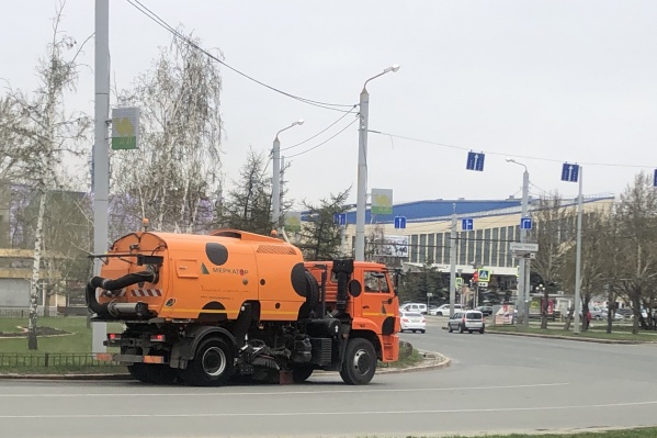 Состояние дорог — вопрос, который всегда остро стоит на повестке дня у коммунальщиков. Не меньше чистота и благоустройство проезжей части, тротуаров и парковок волнует и челябинцев Состояние дорог — вопрос, который всегда остро стоит на повестке дня у коммунальщиков. Не меньше чистота и благоустройство проезжей части, тротуаров и парковок волнует и челябинцев