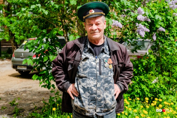 Василий Иванович сегодня надел свои ордена Василий Иванович сегодня надел свои ордена