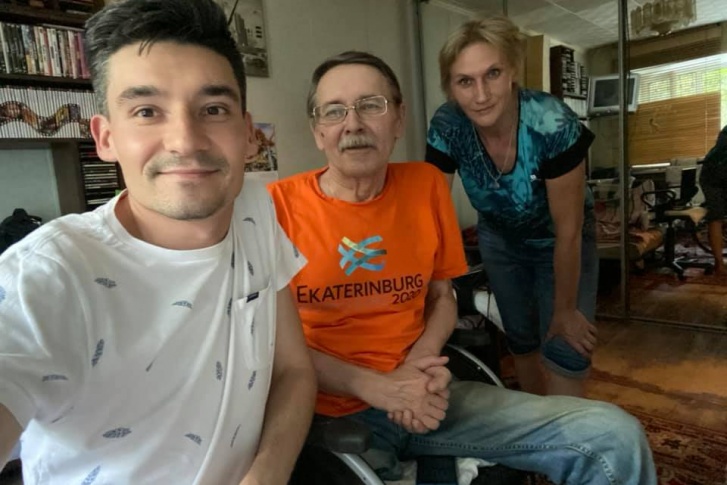 Наш коллега Александр Беляев теперь передвигается на коляске, но инвалидом его так и не признали 