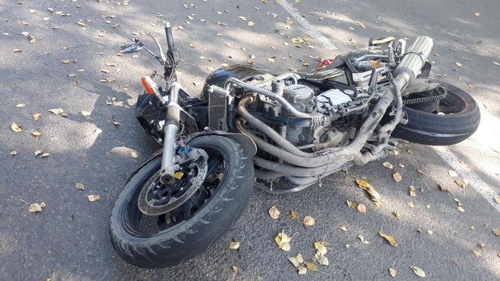 В Новокузнецке легковушка на повороте снесла мотоцикл, его водитель погиб