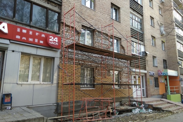 Рабочие приступили к восстановлению кладки Рабочие приступили к восстановлению кладки